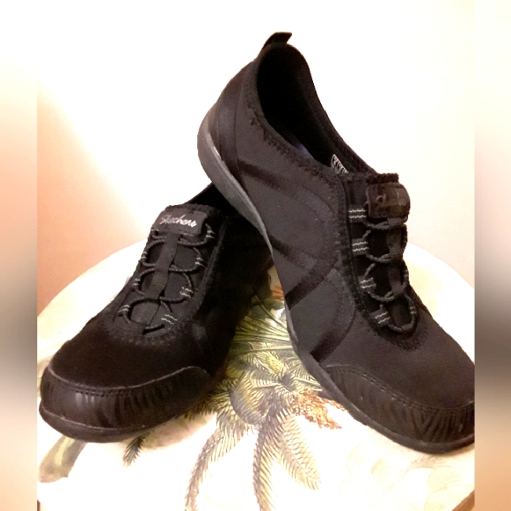 SKECKERS WOMEN'S RELAXED FIT BLACK SLIP-ON SNEAKERS